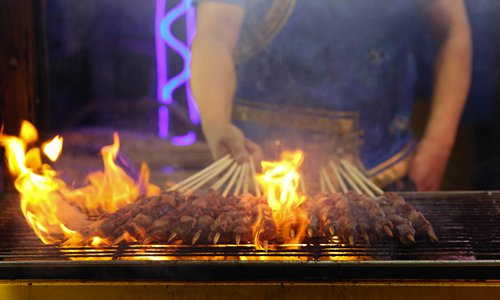 Chinese Kebabs draw foreigners to local restaurants