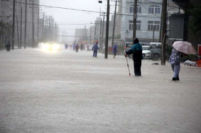 Death toll rises to 22 as Typhoon Lekima sweeps through east China