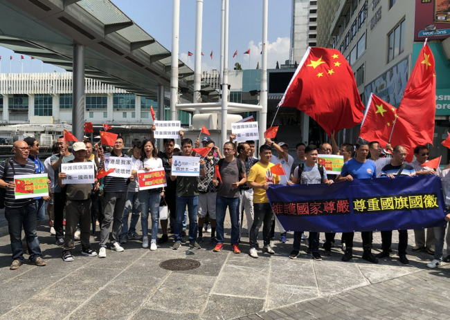 Hong Kong residents gather to express reverence to Chinese national emblem, flag