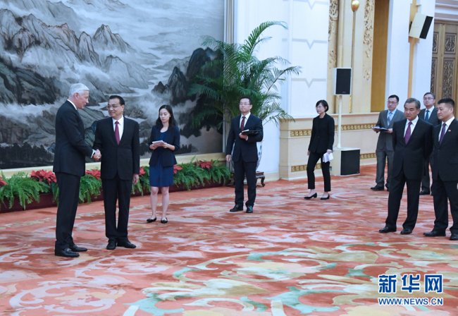 Premier Li meets with newly-appointed foreign envoys