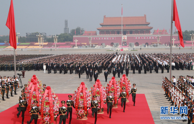 Xi pays tribute to national heroes at Tian’anmen Square