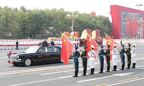 Xi honors participants in National Day parade