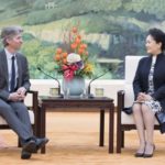 Peng Liyuan meets Juilliard School president