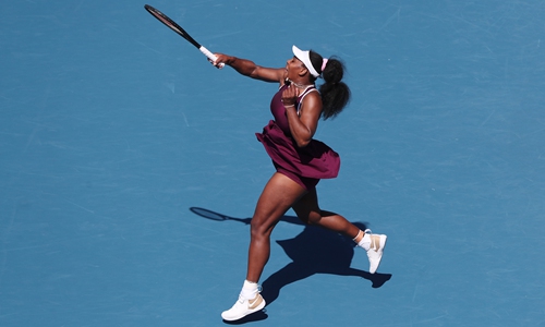 Serena drops set at warm-up