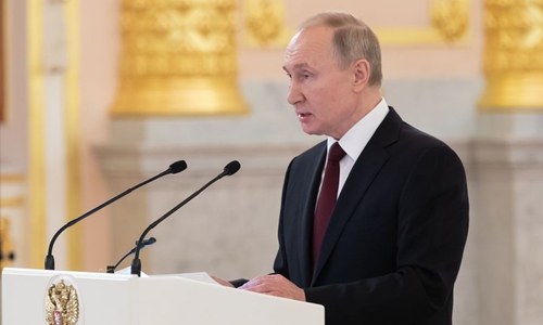 Putin praises volunteers helping COVID-19 victims