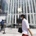 Apple becomes first US company to hit 2 trln USD market cap