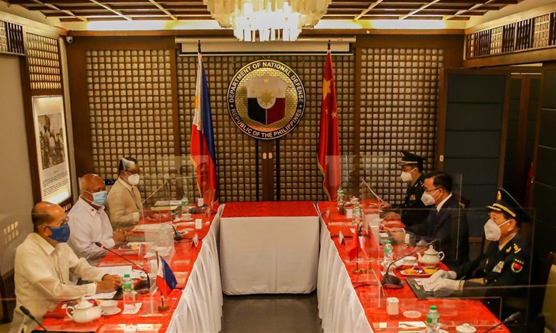 Chinese defense minister holds talks with Philippine defense secretary in Manila