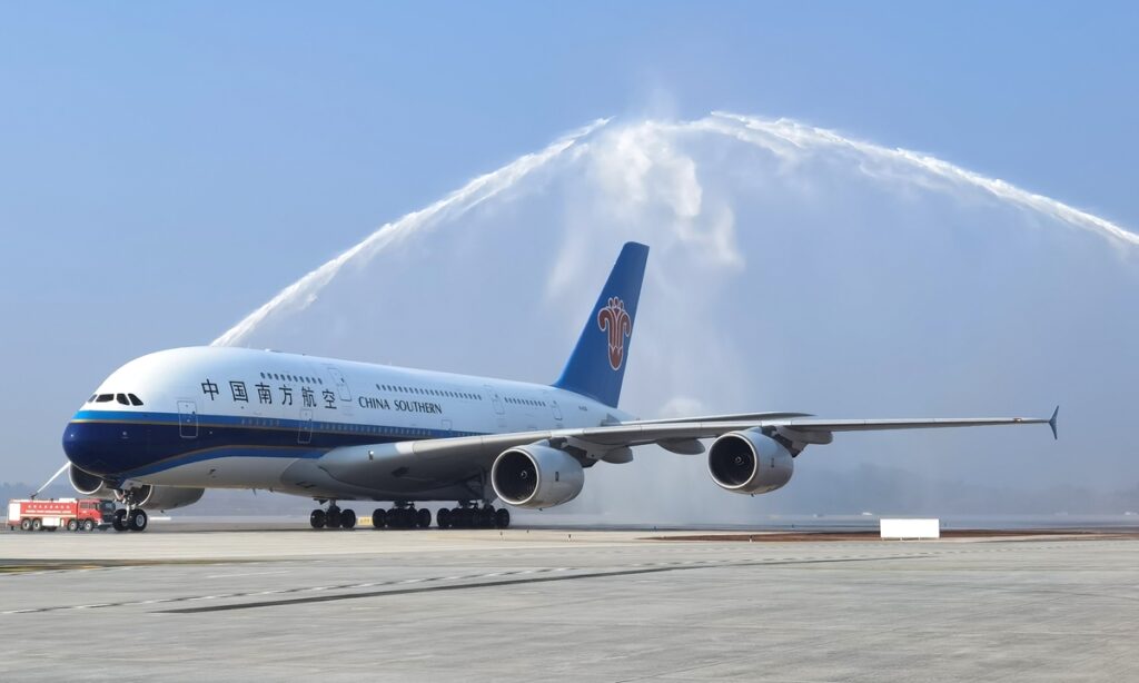 Chengdu Tianfu International Airport welcomes a round of test flights, six carriers bring flagship aircraft