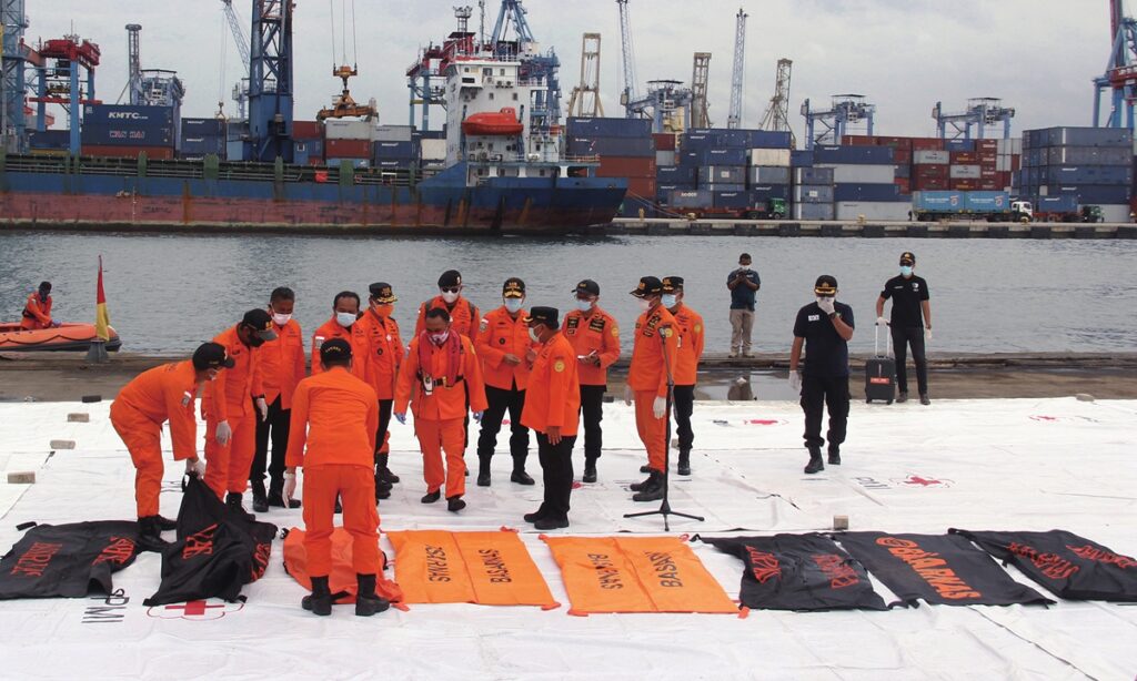 Indonesian divers hunt for plane’s black boxes