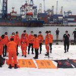 Indonesian divers hunt for plane’s black boxes