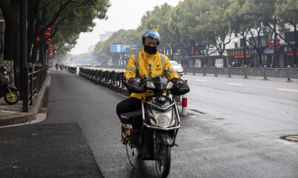 Hot Spring Festival deliveries bring more income to couriers