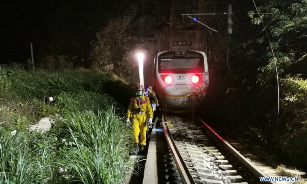 Xi sends condolences to families of victims in Taiwan train derailment