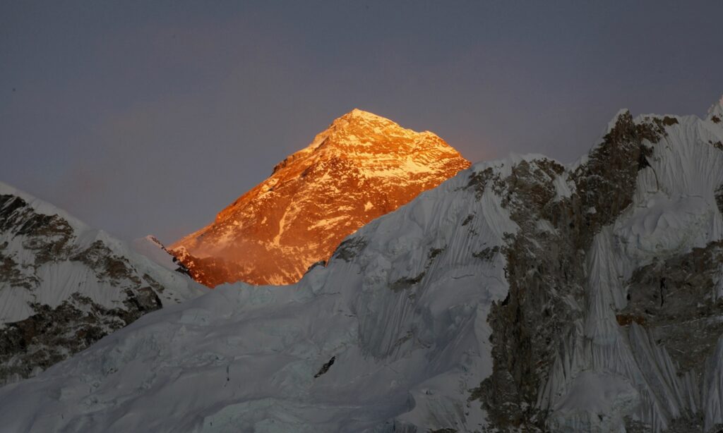 Two foreign climbers die on Qomolangma