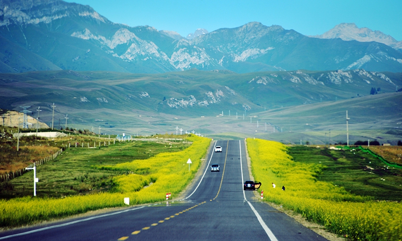 Reopened Duku Highway in Xinjiang excites public with breathtaking scenery