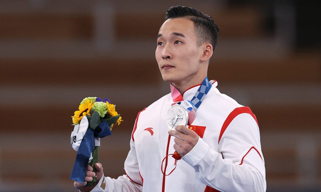 China’s Olympic silver medal gymnast calms fans suspicious of Indian referee favoritism, shows friendship with Japanese athletes