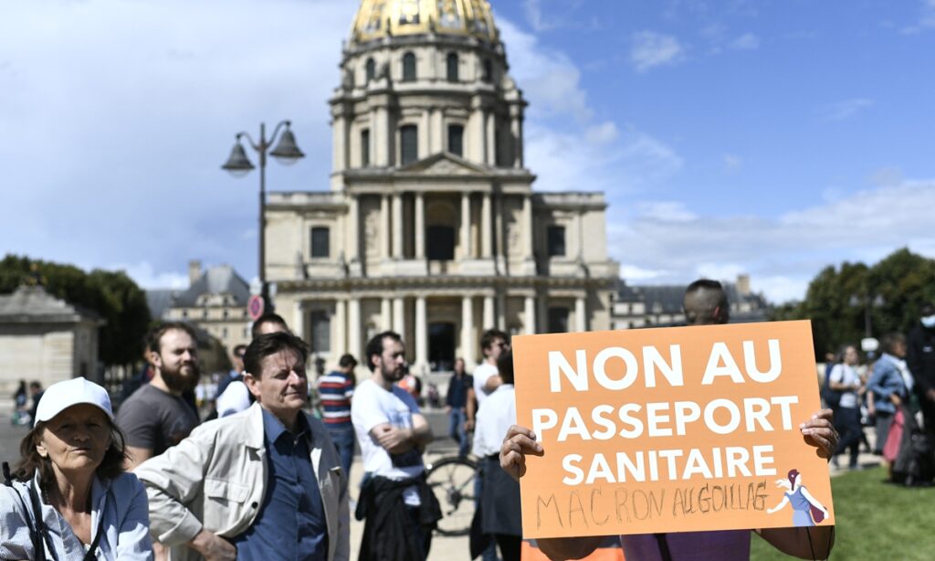 Anti-vaccine fanatics keep protesting like crazy in France