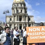 Anti-vaccine fanatics keep protesting like crazy in France