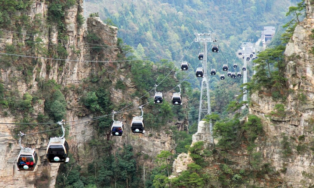 Residents, tourists ordered not to leave Zhangjiajie amid COVID-19 flare-ups