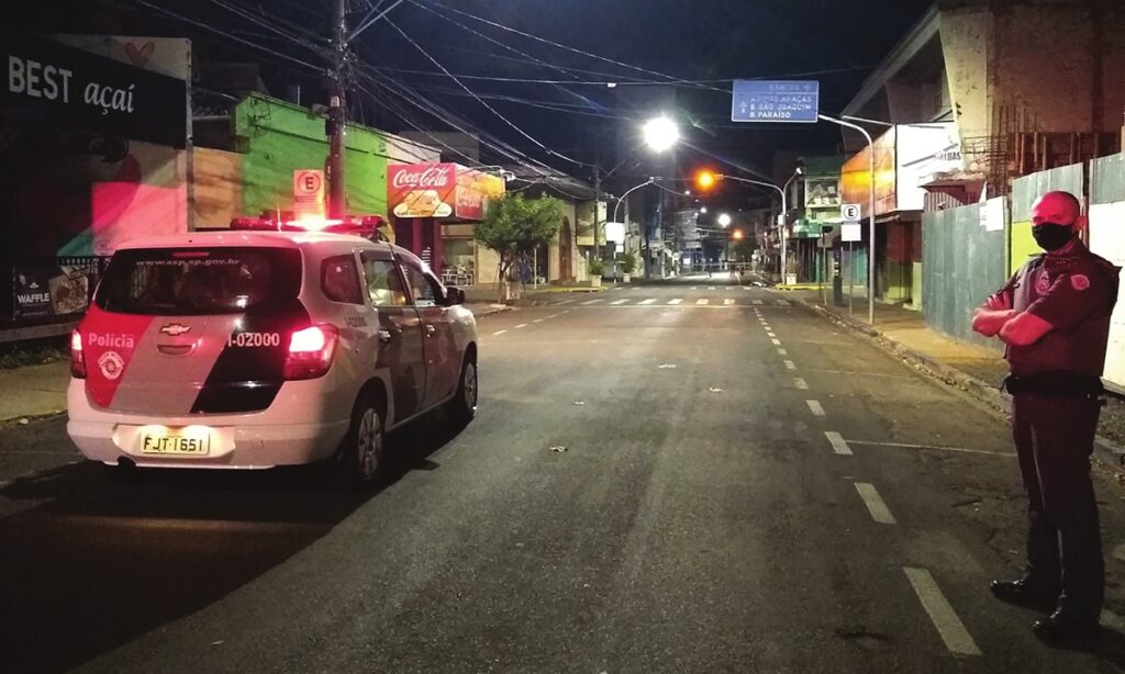 Brazil bank robbers strap hostages to getaway cars