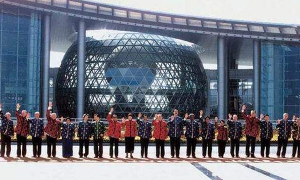 Modern Tang Suits Unveiled at the Bank of Huangpu River — A Highlight at Shanghai APEC 2001 in China