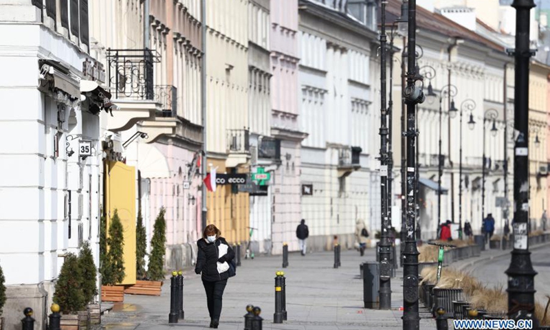 Polish health workers rally for a rise in payroll