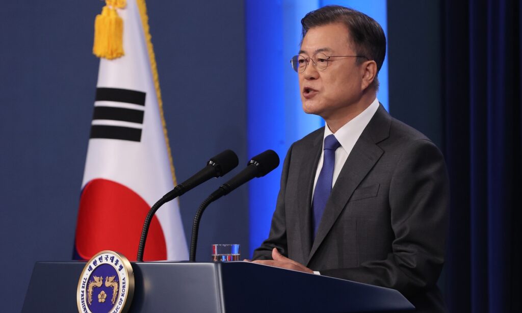 S.Korea hopes China to play constructive role in Korean Peninsula issue, Moon Jae-in tells Wang Yi