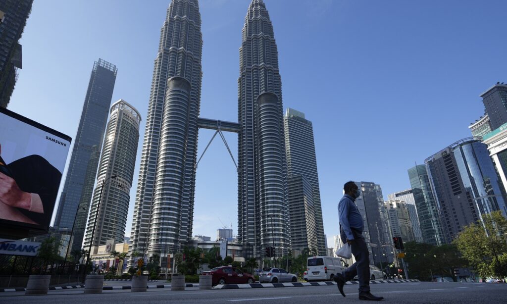 Floods displace, trap tens of thousands of people in Malaysia