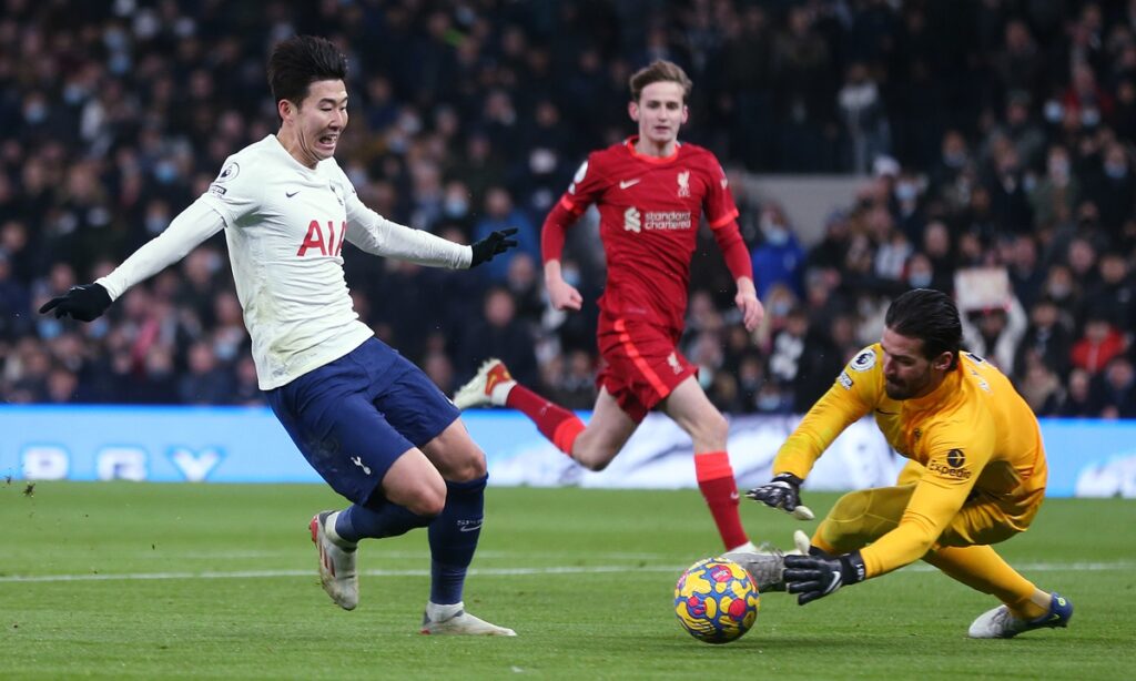 Son rescues Spurs in thriller