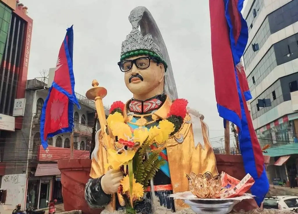 <strong>A statue of King Birendra was placed in Surkhet</strong>