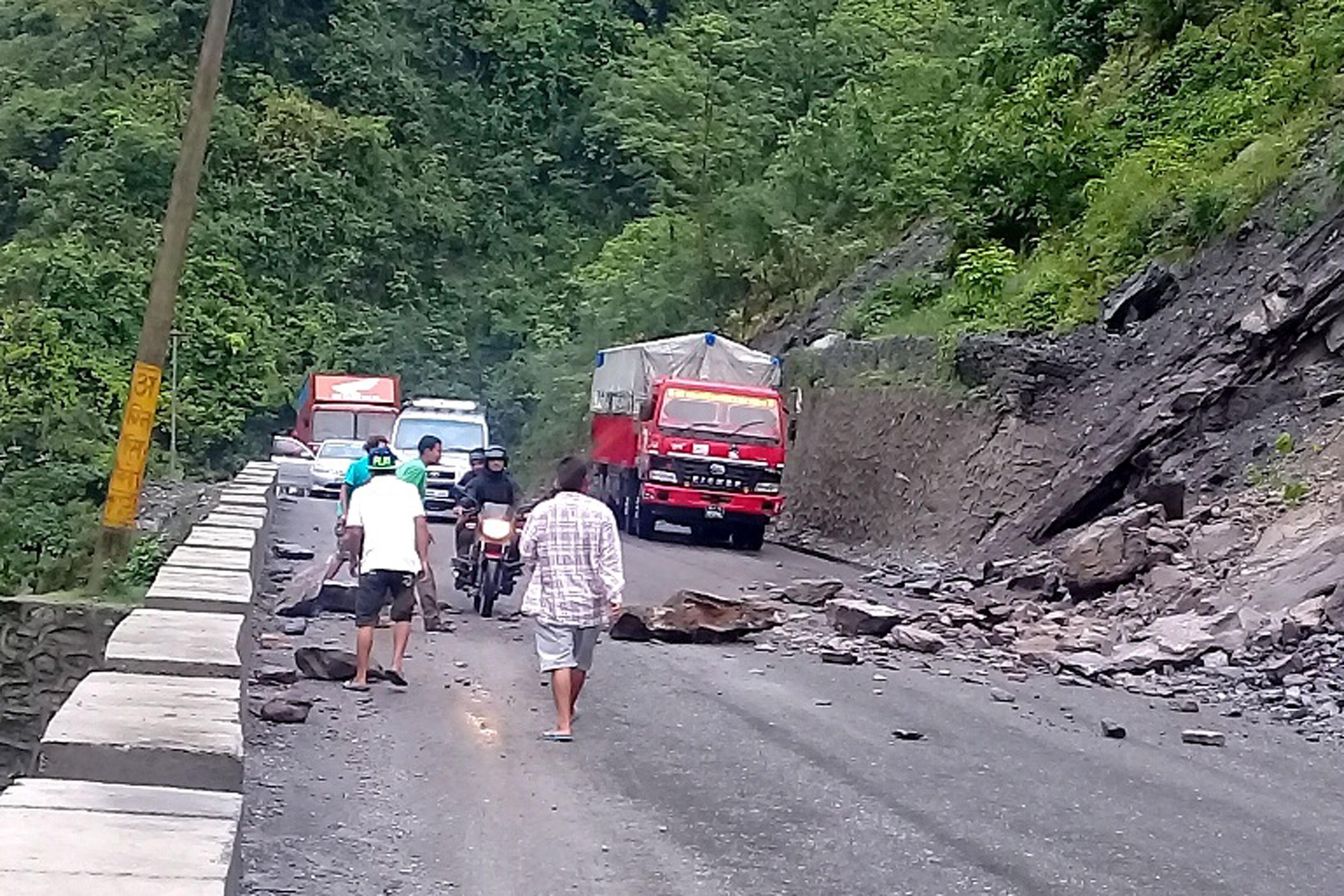 Dry landslide obstructs Narayangadh-Muglin road section