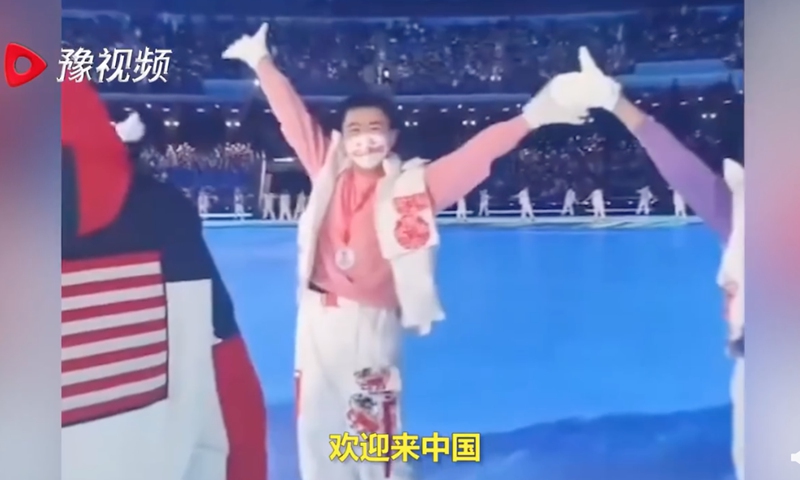 American snowboarder Tessa Maud moved by heartfelt greeting from Chinese Olympics volunteer at the opening ceremony