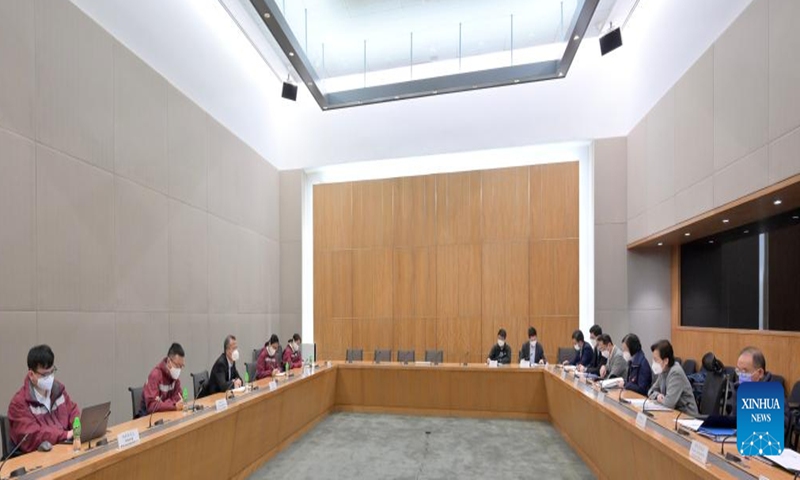 HKSAR chief executive meets with mainland health official, epidemiologists on combating COVID-19