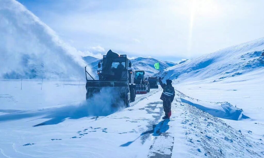 Armed police force clears snow-blanketed major artery on Qinghai-Tibet plateau