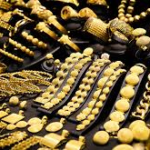 Gold price decreased by Rs 400 per tola today