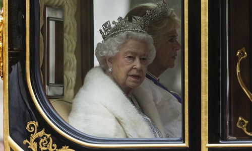 Elizabeth II greets PM Trudeau