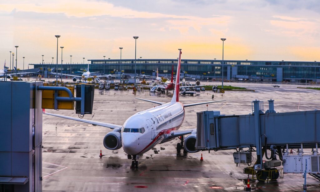 Chinese airports cancel flights to help control spreading of Omicron variant