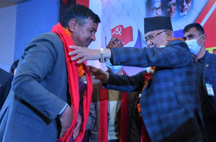 Four hundred leaders and cadres, including central members of JSP, joined UML