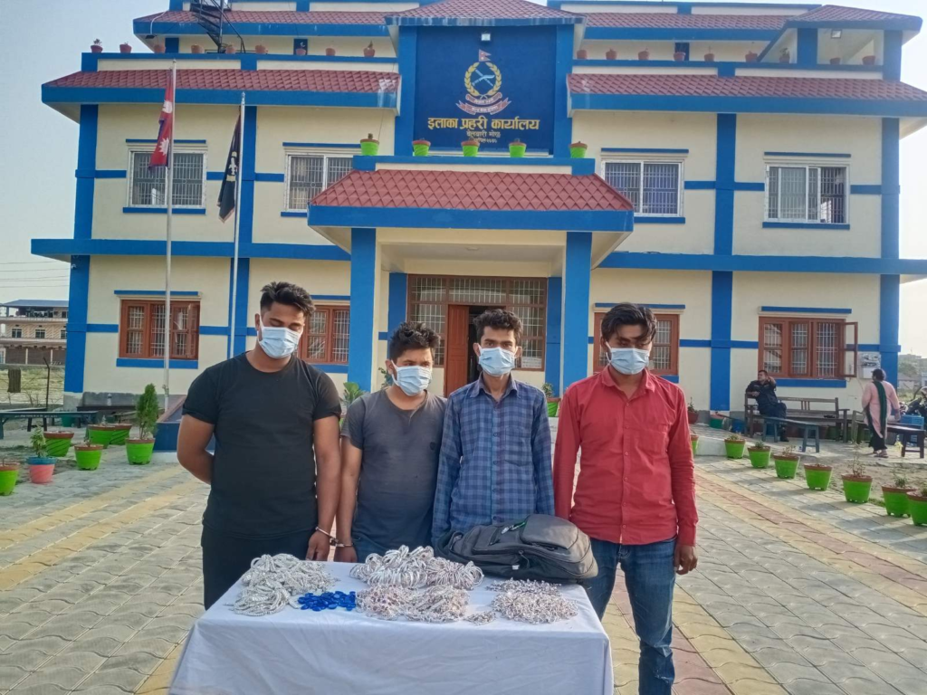 Four have been arrested for looting 13 kg of silver jewelry