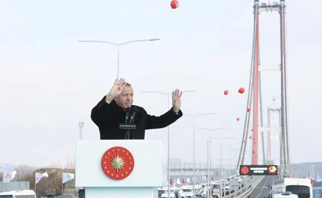 Between Asia and Europe has built the world’s longest suspension bridge