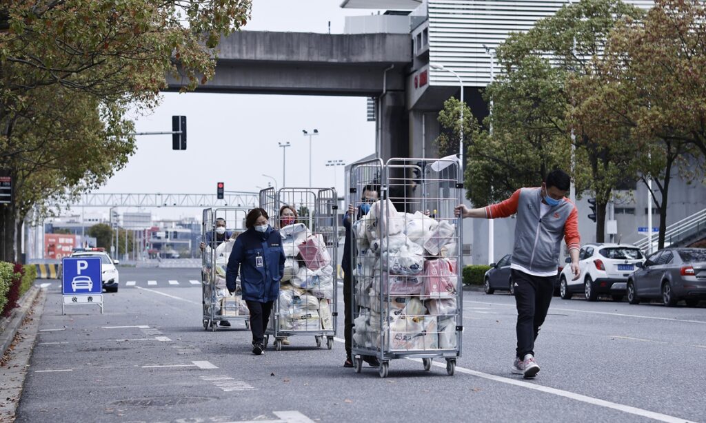 Shanghai investigates 2 officials and 4 vendors for distributing tainted pork products during community lockdown