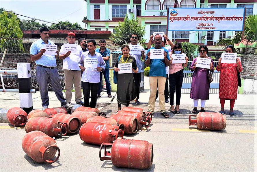 Demonstration in front of the Chief Minister's Office against the price hike by placing empty cylinders