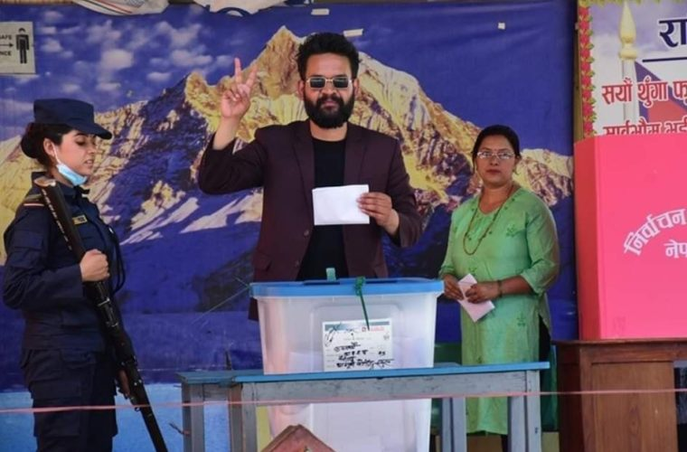 Kathmandu mayoral candidate Balen Shah cast his vote-Muna