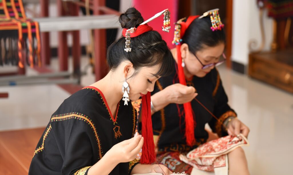 Chinese girl uses creativity to revitalize Li ethnic textile tradition