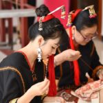 Chinese girl uses creativity to revitalize Li ethnic textile tradition