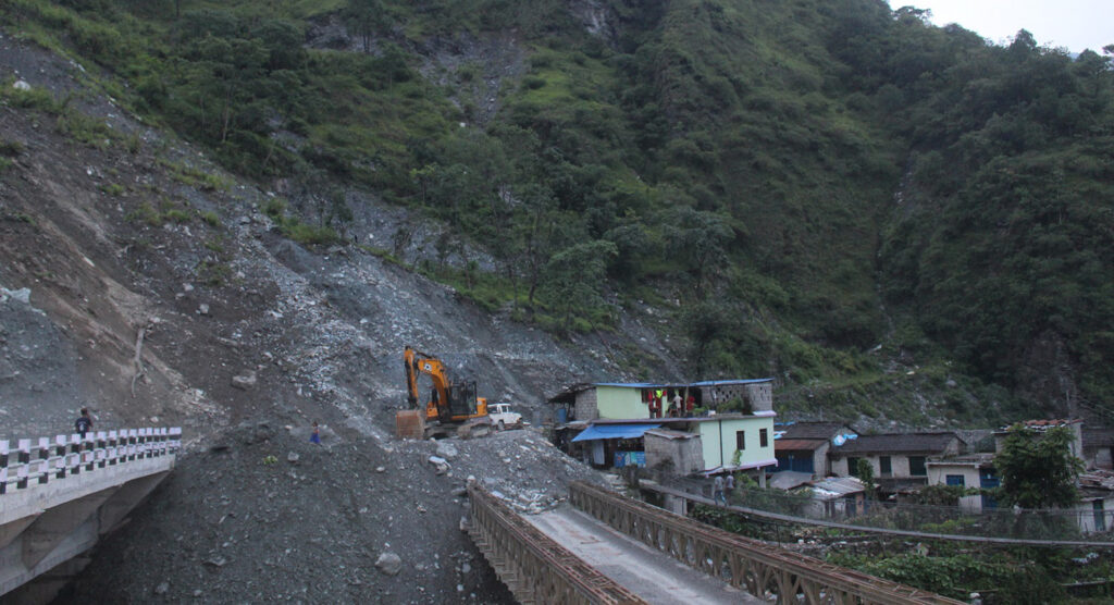 Landslide again disrupts Dumre-Besisahar road