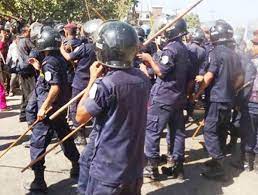 Eight police personnel injured in a scuffle with locals  