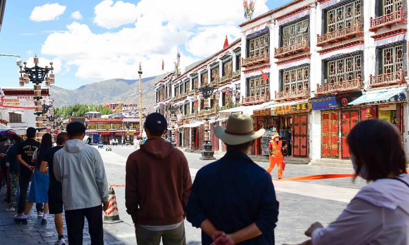 Lhasa partially resumes normal city life after a month of COVID battle