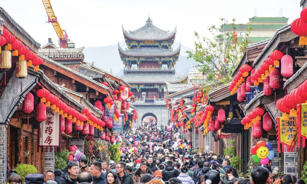 Chinese enjoy warm, safe Spring Festival holidays as most places have passed infection peak