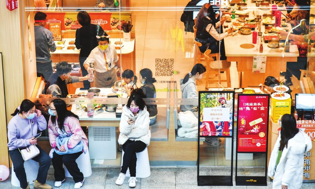 China eyes strong holiday consumption, as retail, catering, tourism recovery speeds up