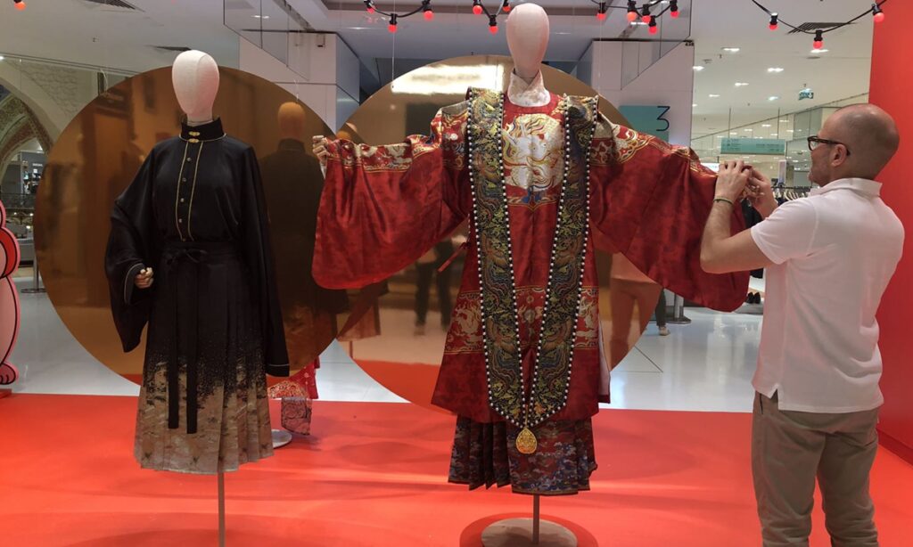 Overseas Chinese students promote hanfu, mamianqun in Paris exhibition